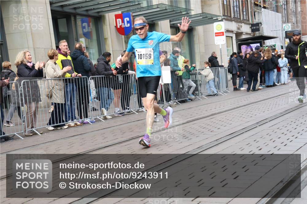 05.10.2025 - 20. swb-Marathon Bremen Strokosch-Dieckow http://msf.ph/oto/9243911 05.10.2025 10:49:40 Ziel 9218, 9369, 9485, 9645, 9676, 9689, 9693, 9696, 9761, 9787, 9803, 9889, 10159, 10246, 10346, 10543, 10781, 10868, 10946, 11091, 11104, 11208, 11288, 11295, 11621, 11642, 11749, 9218, 9369, 9485, 9645, 9676, 9689, 9693, 9696, 9761, 9787, 9803, 9889, 10159, 10246, 10346, 10543, 10781, 10868, 10946, 11091, 11104, 11208, 11288, 11295, 11621, 11642, 11749 meine-sportfotos.de