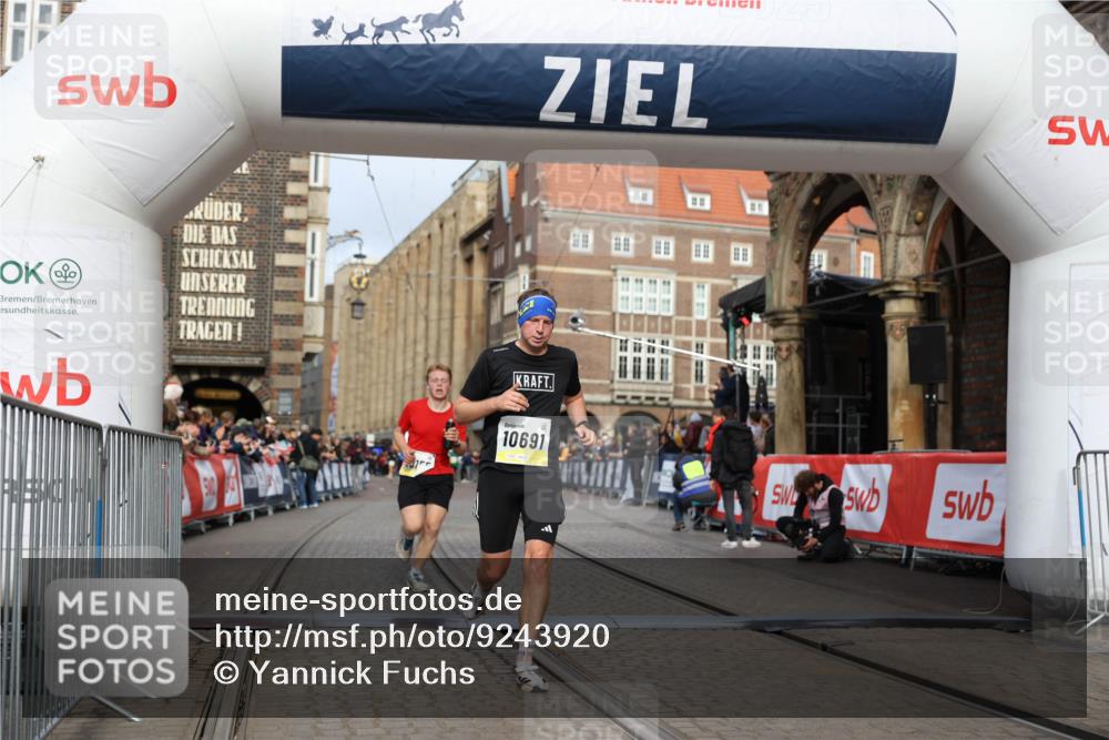 05.10.2025 - 20. swb-Marathon Bremen Yannick Fuchs http://msf.ph/oto/9243920 05.10.2025 10:42:05 Ziel 9884, 10104, 10155, 10691, 10880, 11581, 11710 meine-sportfotos.de