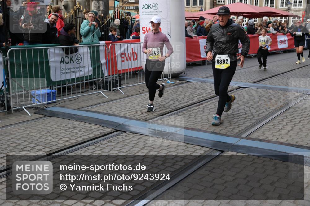 05.10.2025 - 20. swb-Marathon Bremen Yannick Fuchs http://msf.ph/oto/9243924 05.10.2025 11:09:30 Ziel 9493, 9649, 9848, 9892, 9945, 10214, 10295, 10522, 11037, 11056, 11218, 11530 meine-sportfotos.de