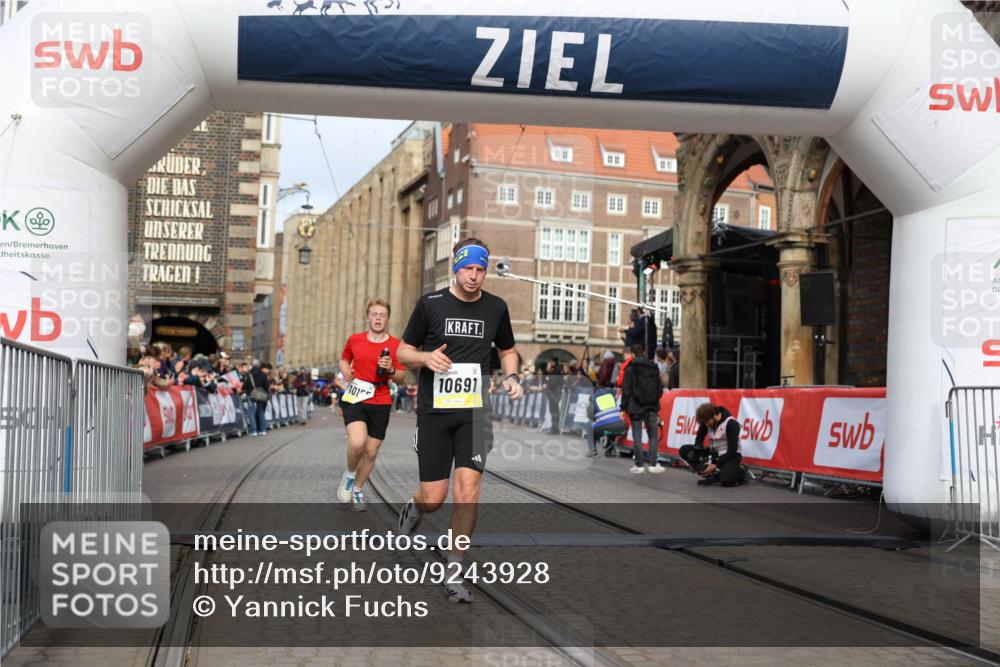 05.10.2025 - 20. swb-Marathon Bremen Yannick Fuchs http://msf.ph/oto/9243928 05.10.2025 10:42:05 Ziel 9884, 10104, 10155, 10691, 10880, 11581, 11710 meine-sportfotos.de