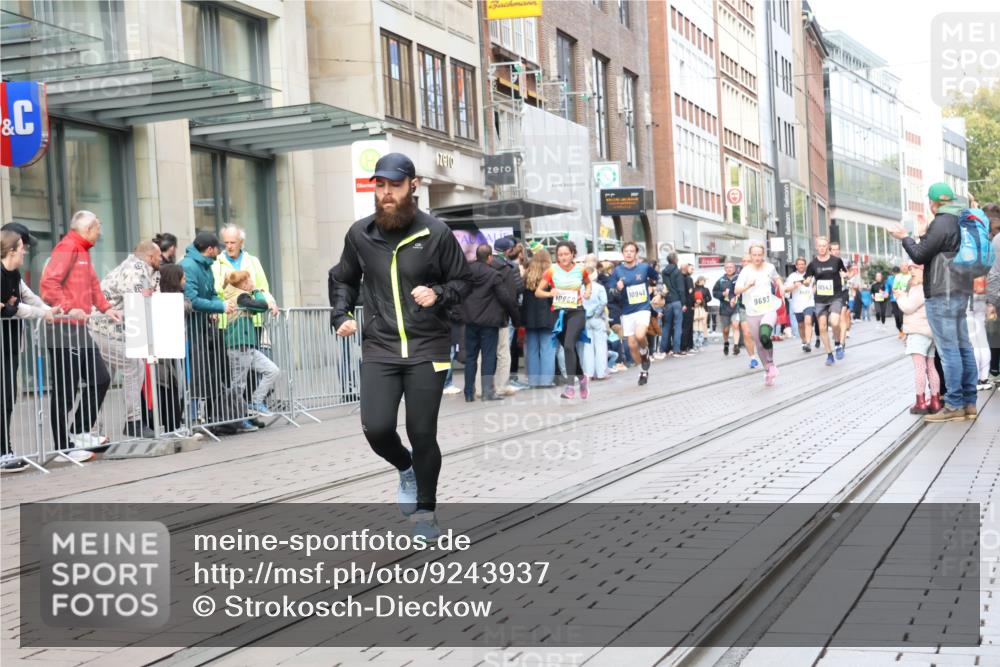 05.10.2025 - 20. swb-Marathon Bremen Strokosch-Dieckow http://msf.ph/oto/9243937 05.10.2025 10:49:41 Ziel 9218, 9369, 9485, 9579, 9645, 9676, 9689, 9693, 9696, 9761, 9787, 9803, 9889, 10159, 10246, 10346, 10356, 10543, 10868, 10946, 11091, 11104, 11208, 11288, 11295, 11621, 11642, 11749, 9218, 9369, 9485, 9579, 9645, 9676, 9689, 9693, 9696, 9761, 9787, 9803, 9889, 10159, 10246, 10346, 10356, 10543, 10868, 10946, 11091, 11104, 11208, 11288, 11295, 11621, 11642, 11749 meine-sportfotos.de