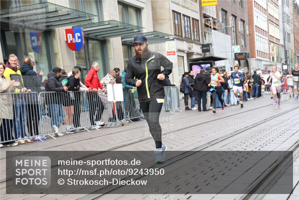 05.10.2025 - 20. swb-Marathon Bremen Strokosch-Dieckow http://msf.ph/oto/9243950 05.10.2025 10:49:42 Ziel 9369, 9485, 9579, 9645, 9676, 9689, 9693, 9696, 9761, 9787, 9803, 9889, 10159, 10246, 10346, 10356, 10400, 10543, 10868, 10946, 11091, 11104, 11208, 11288, 11295, 11621, 11642, 11749, 9369, 9485, 9579, 9645, 9676, 9689, 9693, 9696, 9761, 9787, 9803, 9889, 10159, 10246, 10346, 10356, 10400, 10543, 10868, 10946, 11091, 11104, 11208, 11288, 11295, 11621, 11642, 11749 meine-sportfotos.de