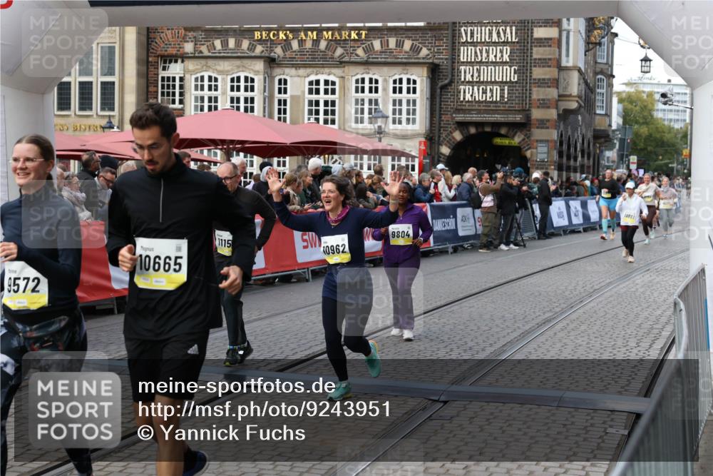 05.10.2025 - 20. swb-Marathon Bremen Yannick Fuchs http://msf.ph/oto/9243951 05.10.2025 11:10:50 Ziel 9446, 9572, 9804, 10665, 10962, 11157, 11240 meine-sportfotos.de