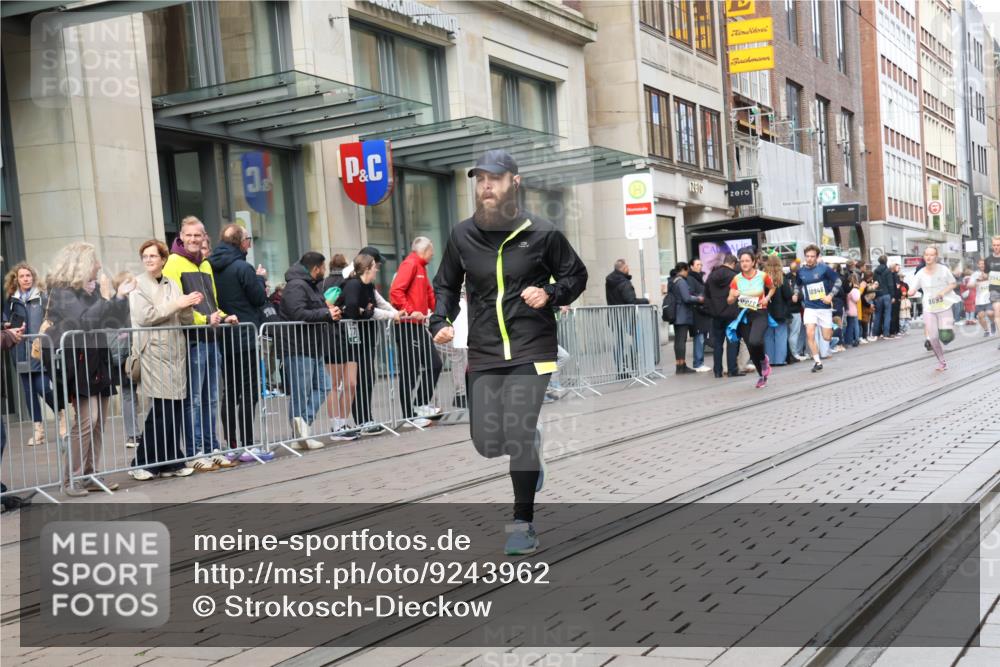 05.10.2025 - 20. swb-Marathon Bremen Strokosch-Dieckow http://msf.ph/oto/9243962 05.10.2025 10:49:42 Ziel 9369, 9485, 9579, 9645, 9676, 9689, 9693, 9696, 9761, 9787, 9803, 9889, 10159, 10246, 10346, 10356, 10400, 10543, 10868, 10946, 11091, 11104, 11208, 11288, 11295, 11621, 11642, 11749, 9369, 9485, 9579, 9645, 9676, 9689, 9693, 9696, 9761, 9787, 9803, 9889, 10159, 10246, 10346, 10356, 10400, 10543, 10868, 10946, 11091, 11104, 11208, 11288, 11295, 11621, 11642, 11749 meine-sportfotos.de