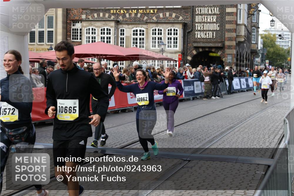 05.10.2025 - 20. swb-Marathon Bremen Yannick Fuchs http://msf.ph/oto/9243963 05.10.2025 11:10:51 Ziel 9446, 9572, 9804, 10665, 10962, 11157, 11240 meine-sportfotos.de