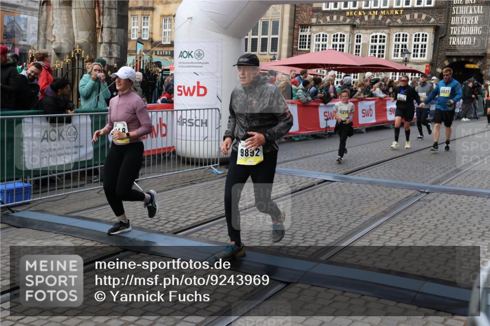 05.10.2025 - 20. swb-Marathon Bremen Yannick Fuchs http://msf.ph/oto/9243969 05.10.2025 11:09:30 Ziel 9493, 9649, 9848, 9892, 9945, 10214, 10295, 10522, 11037, 11056, 11218, 11530 meine-sportfotos.de