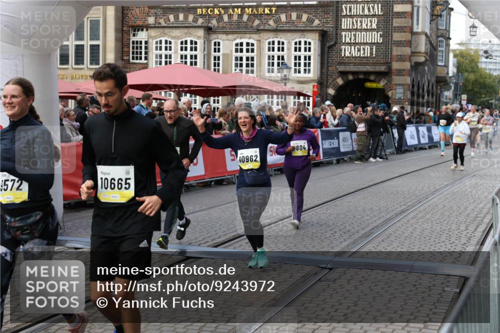 05.10.2025 - 20. swb-Marathon Bremen Yannick Fuchs http://msf.ph/oto/9243972 05.10.2025 11:10:51 Ziel 9446, 9572, 9804, 10665, 10962, 11157, 11240 meine-sportfotos.de