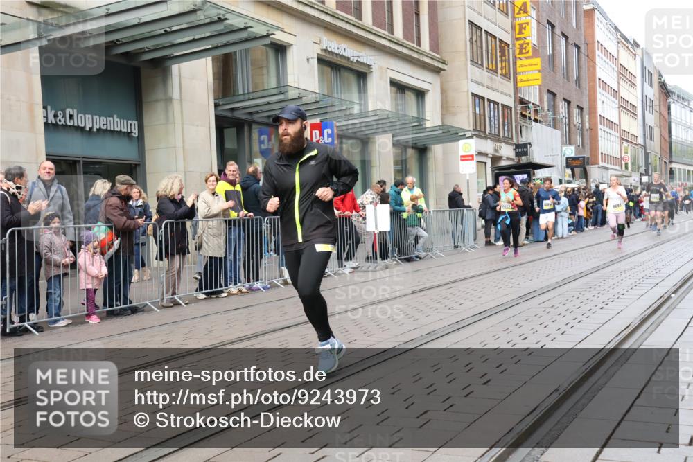 05.10.2025 - 20. swb-Marathon Bremen Strokosch-Dieckow http://msf.ph/oto/9243973 05.10.2025 10:49:42 Ziel 9369, 9485, 9579, 9645, 9676, 9689, 9693, 9696, 9761, 9787, 9803, 9889, 10159, 10246, 10346, 10356, 10400, 10543, 10868, 10946, 11091, 11104, 11208, 11288, 11295, 11621, 11642, 11749, 9369, 9485, 9579, 9645, 9676, 9689, 9693, 9696, 9761, 9787, 9803, 9889, 10159, 10246, 10346, 10356, 10400, 10543, 10868, 10946, 11091, 11104, 11208, 11288, 11295, 11621, 11642, 11749 meine-sportfotos.de
