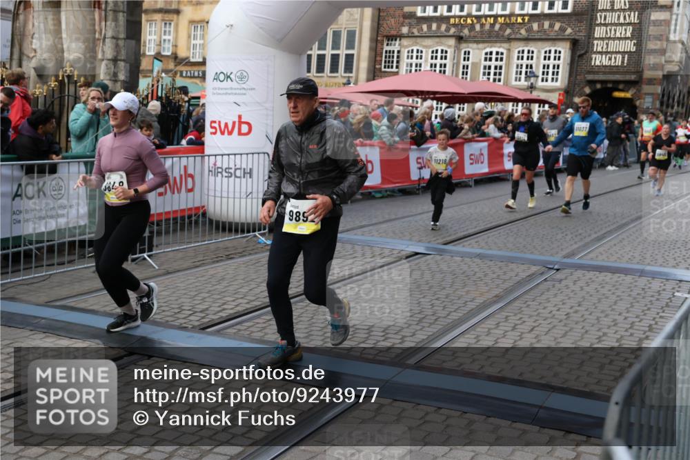 05.10.2025 - 20. swb-Marathon Bremen Yannick Fuchs http://msf.ph/oto/9243977 05.10.2025 11:09:30 Ziel 9493, 9649, 9848, 9892, 9945, 10214, 10295, 10522, 11037, 11056, 11218, 11530 meine-sportfotos.de