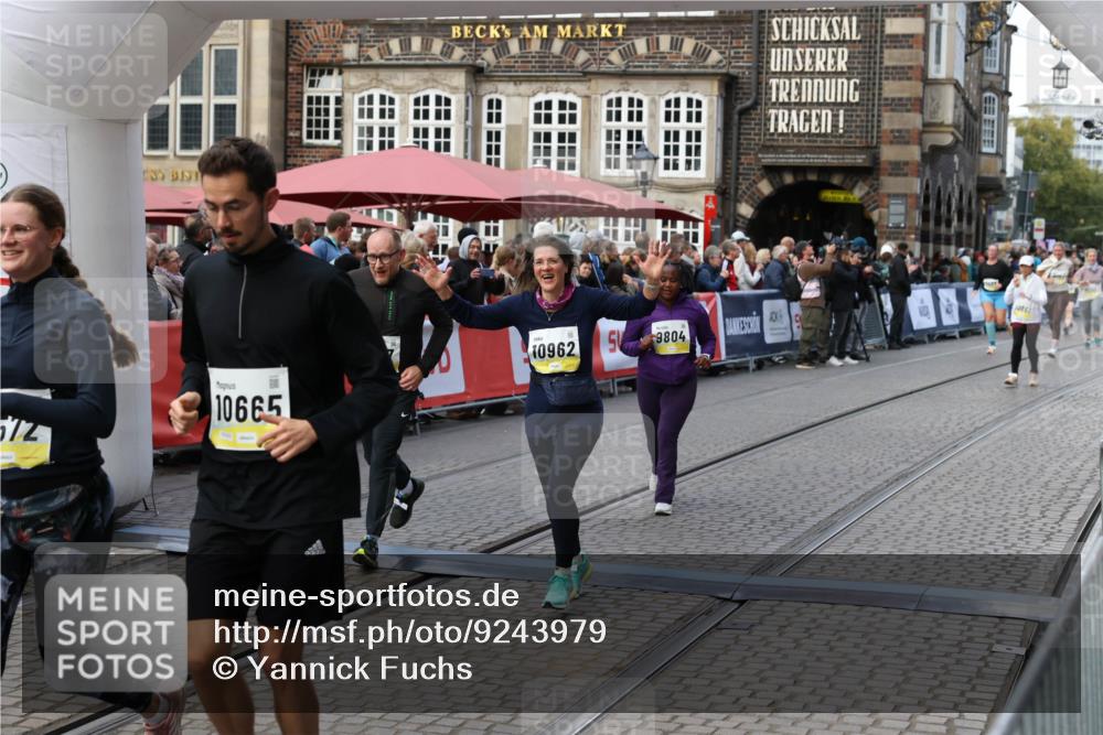 05.10.2025 - 20. swb-Marathon Bremen Yannick Fuchs http://msf.ph/oto/9243979 05.10.2025 11:10:51 Ziel 9446, 9572, 9804, 10665, 10962, 11157, 11240 meine-sportfotos.de