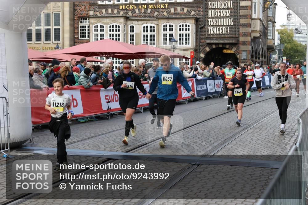 05.10.2025 - 20. swb-Marathon Bremen Yannick Fuchs http://msf.ph/oto/9243992 05.10.2025 11:09:32 Ziel 9493, 9649, 9848, 9892, 9945, 10214, 10295, 11037, 11218 meine-sportfotos.de