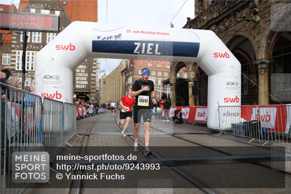 05.10.2025 - 20. swb-Marathon Bremen Yannick Fuchs http://msf.ph/oto/9243993 05.10.2025 10:42:06 Ziel 9884, 10104, 10155, 10691, 11581, 11710 meine-sportfotos.de