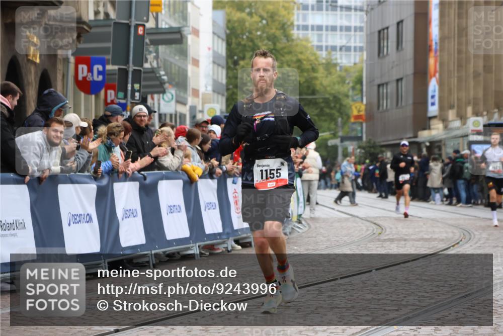 05.10.2025 - 20. swb-Marathon Bremen Strokosch-Dieckow http://msf.ph/oto/9243996 05.10.2025 12:45:16 Ziel 1155, 1969 meine-sportfotos.de