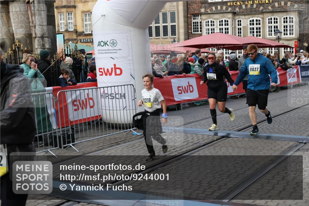 05.10.2025 - 20. swb-Marathon Bremen Yannick Fuchs http://msf.ph/oto/9244001 05.10.2025 11:09:32 Ziel 9493, 9649, 9848, 9892, 9945, 10214, 10295, 11037, 11218 meine-sportfotos.de