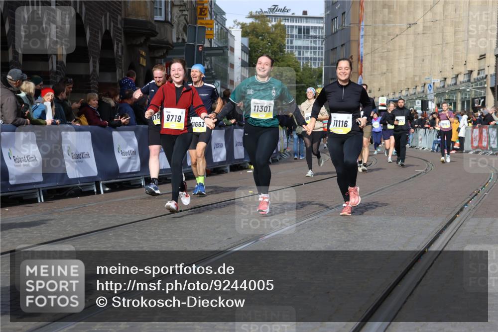 05.10.2025 - 20. swb-Marathon Bremen Strokosch-Dieckow http://msf.ph/oto/9244005 05.10.2025 10:57:57 Ziel 9221, 9568, 9719, 9872, 10577, 10651, 10703, 10793, 11116, 11301, 11469, 11601, 11663 meine-sportfotos.de