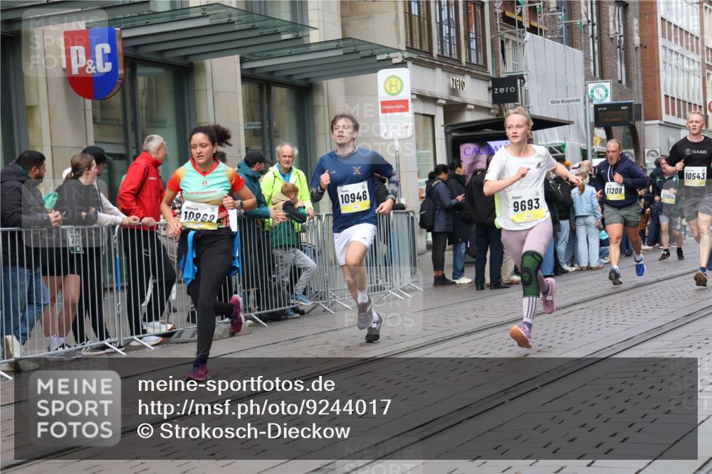 05.10.2025 - 20. swb-Marathon Bremen Strokosch-Dieckow http://msf.ph/oto/9244017 05.10.2025 10:49:44 Ziel 9369, 9485, 9579, 9645, 9676, 9689, 9693, 9696, 9787, 9803, 10022, 10159, 10246, 10356, 10400, 10543, 10868, 10946, 11091, 11104, 11208, 11288, 11295, 11621, 11642, 11749, 9369, 9485, 9579, 9645, 9676, 9689, 9693, 9696, 9787, 9803, 10022, 10159, 10246, 10356, 10400, 10543, 10868, 10946, 11091, 11104, 11208, 11288, 11295, 11621, 11642, 11749 meine-sportfotos.de