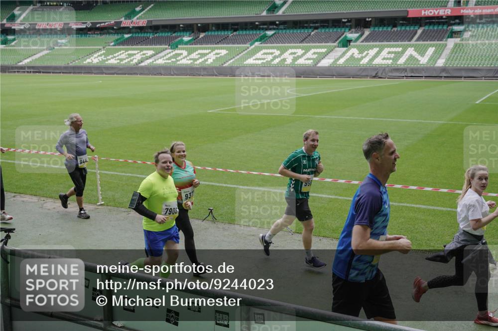 05.10.2025 - 20. swb-Marathon Bremen Michael Burmester http://msf.ph/oto/9244023 05.10.2025 10:36:23 Laufen im Stadion 7123, 7177, 7178, 7908, 8585, 9005, 9173, 9174, 9215, 9231, 9271, 9272, 9278, 9294, 9327, 9330, 9346, 9349, 9370, 9371, 9378, 9389, 9443, 9450, 9451, 9454, 9462, 9516, 9518, 9542, 9568, 9593, 9608, 9609, 9611, 9613, 9634, 9635, 9686, 9737, 9747, 9827, 9880, 9904, 9954, 9977, 9991, 10006, 10030, 10063, 10079, 10093, 10127, 10138, 10139, 10143, 10182, 10209, 10219, 10228, 10250, 10293, 10311, 10324, 10336, 10357, 10367, 10391, 10406, 10558, 10560, 10656, 10809, 10901 meine-sportfotos.de