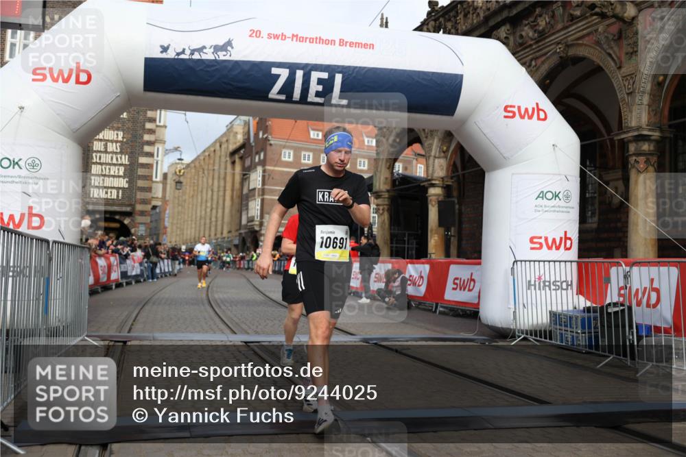 05.10.2025 - 20. swb-Marathon Bremen Yannick Fuchs http://msf.ph/oto/9244025 05.10.2025 10:42:06 Ziel 9884, 10104, 10155, 10691, 11581, 11710 meine-sportfotos.de