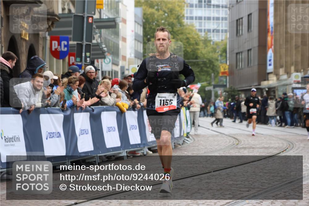 05.10.2025 - 20. swb-Marathon Bremen Strokosch-Dieckow http://msf.ph/oto/9244026 05.10.2025 12:45:16 Ziel 1155, 1969 meine-sportfotos.de