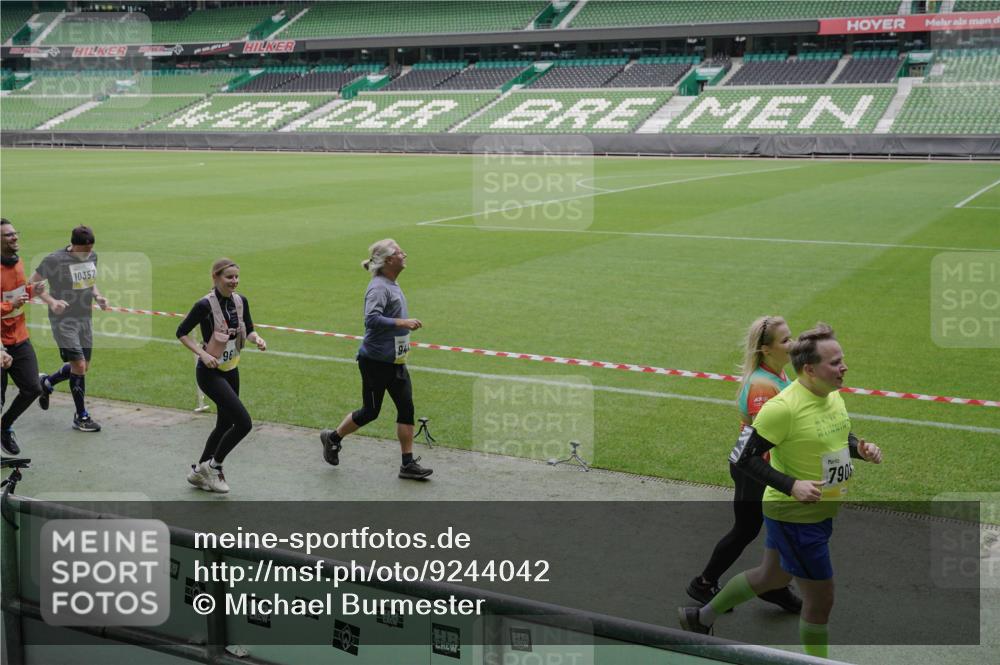 05.10.2025 - 20. swb-Marathon Bremen Michael Burmester http://msf.ph/oto/9244042 05.10.2025 10:36:24 Laufen im Stadion 7123, 7177, 7178, 7908, 8585, 9005, 9173, 9174, 9215, 9231, 9271, 9272, 9278, 9294, 9327, 9330, 9346, 9349, 9370, 9371, 9378, 9389, 9443, 9450, 9454, 9462, 9516, 9518, 9542, 9568, 9593, 9608, 9609, 9611, 9613, 9634, 9635, 9686, 9737, 9747, 9827, 9880, 9904, 9954, 9977, 9991, 10006, 10030, 10063, 10079, 10093, 10127, 10138, 10139, 10143, 10182, 10209, 10219, 10228, 10250, 10293, 10311, 10324, 10336, 10357, 10367, 10391, 10406, 10558, 10560, 10656, 10809, 10901 meine-sportfotos.de