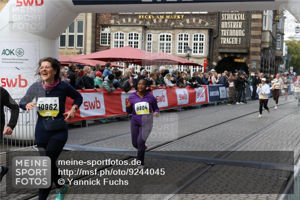 05.10.2025 - 20. swb-Marathon Bremen Yannick Fuchs http://msf.ph/oto/9244045 05.10.2025 11:10:52 Ziel 9446, 9572, 9804, 10665, 10861, 10962, 11157 meine-sportfotos.de