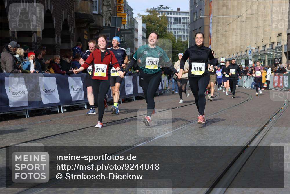 05.10.2025 - 20. swb-Marathon Bremen Strokosch-Dieckow http://msf.ph/oto/9244048 05.10.2025 10:57:57 Ziel 9221, 9568, 9719, 9872, 10577, 10651, 10703, 10793, 11116, 11301, 11469, 11601, 11663 meine-sportfotos.de