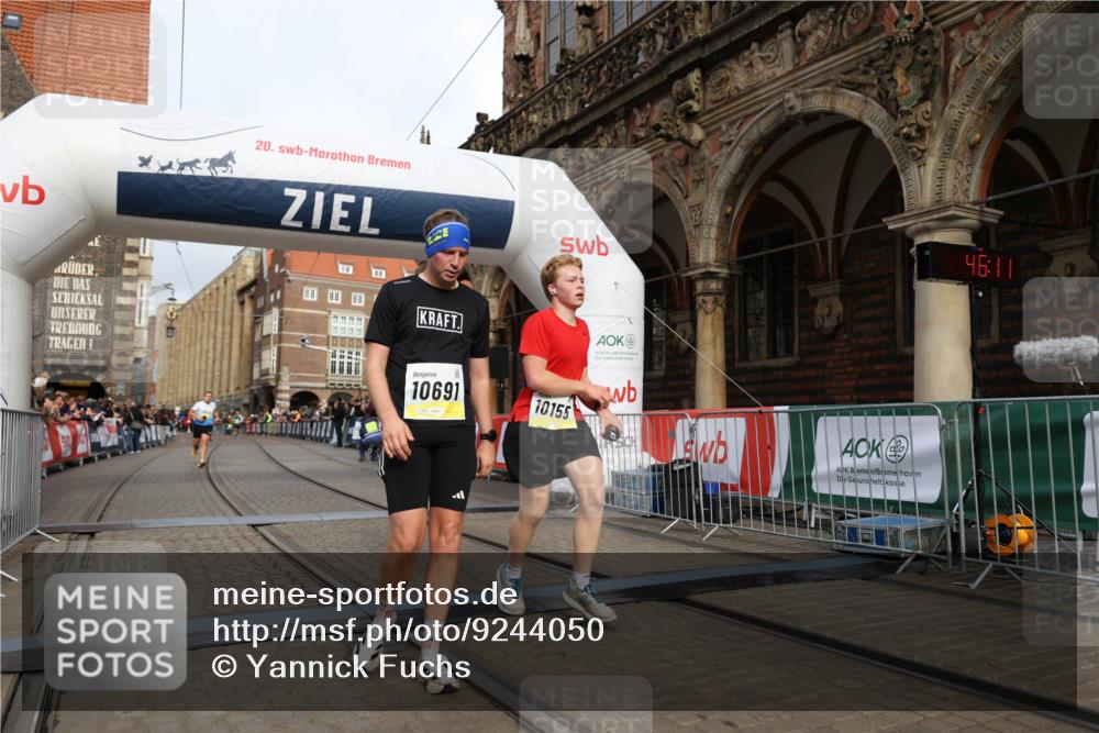 05.10.2025 - 20. swb-Marathon Bremen Yannick Fuchs http://msf.ph/oto/9244050 05.10.2025 10:42:07 Ziel 9849, 9884, 10104, 10155, 10691 meine-sportfotos.de