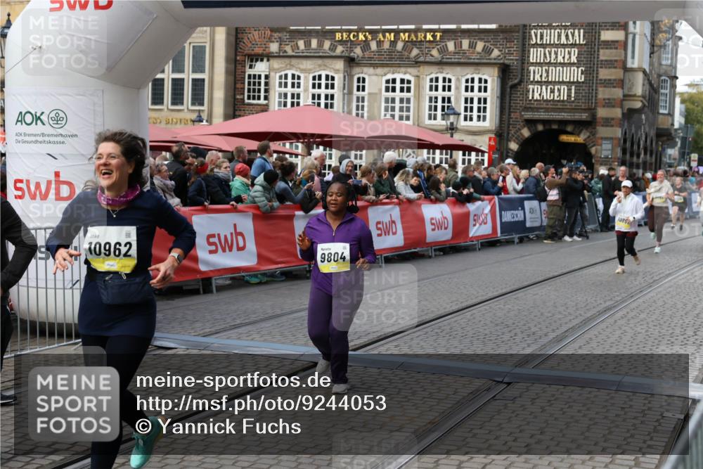 05.10.2025 - 20. swb-Marathon Bremen Yannick Fuchs http://msf.ph/oto/9244053 05.10.2025 11:10:52 Ziel 9446, 9572, 9804, 10665, 10861, 10962, 11157 meine-sportfotos.de