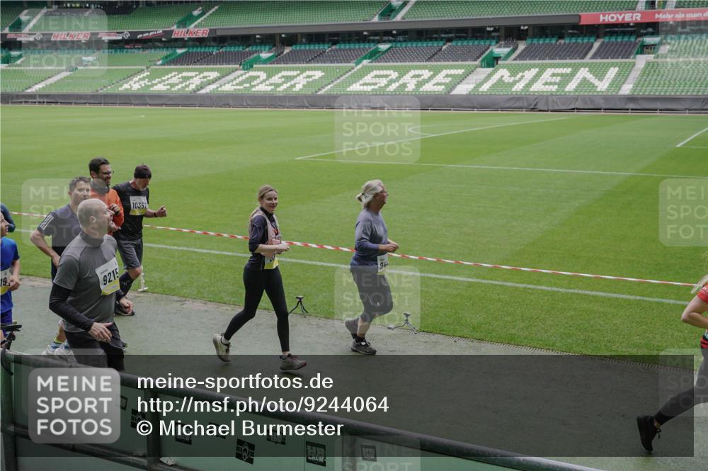 05.10.2025 - 20. swb-Marathon Bremen Michael Burmester http://msf.ph/oto/9244064 05.10.2025 10:36:25 Laufen im Stadion 7123, 7177, 7178, 7908, 8585, 9005, 9173, 9174, 9215, 9231, 9271, 9272, 9278, 9294, 9327, 9330, 9346, 9349, 9370, 9371, 9378, 9389, 9443, 9450, 9454, 9462, 9473, 9516, 9518, 9542, 9568, 9593, 9608, 9609, 9611, 9613, 9634, 9635, 9686, 9737, 9747, 9827, 9880, 9904, 9954, 9977, 9991, 10006, 10030, 10063, 10079, 10093, 10127, 10139, 10143, 10182, 10209, 10219, 10228, 10293, 10311, 10324, 10336, 10357, 10367, 10391, 10406, 10558, 10560, 10656, 10809, 10901 meine-sportfotos.de