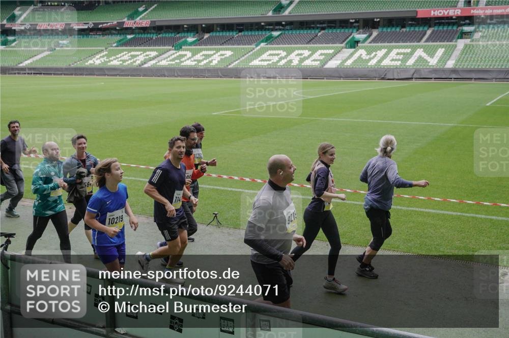 05.10.2025 - 20. swb-Marathon Bremen Michael Burmester http://msf.ph/oto/9244071 05.10.2025 10:36:25 Laufen im Stadion 7123, 7177, 7178, 7908, 8585, 9005, 9173, 9174, 9215, 9231, 9271, 9272, 9278, 9294, 9327, 9330, 9346, 9349, 9370, 9371, 9378, 9389, 9443, 9450, 9454, 9462, 9473, 9516, 9518, 9542, 9568, 9593, 9608, 9609, 9611, 9613, 9634, 9635, 9686, 9737, 9747, 9827, 9880, 9904, 9954, 9977, 9991, 10006, 10030, 10063, 10079, 10093, 10127, 10139, 10143, 10182, 10209, 10219, 10228, 10293, 10311, 10324, 10336, 10357, 10367, 10391, 10406, 10558, 10560, 10656, 10809, 10901 meine-sportfotos.de