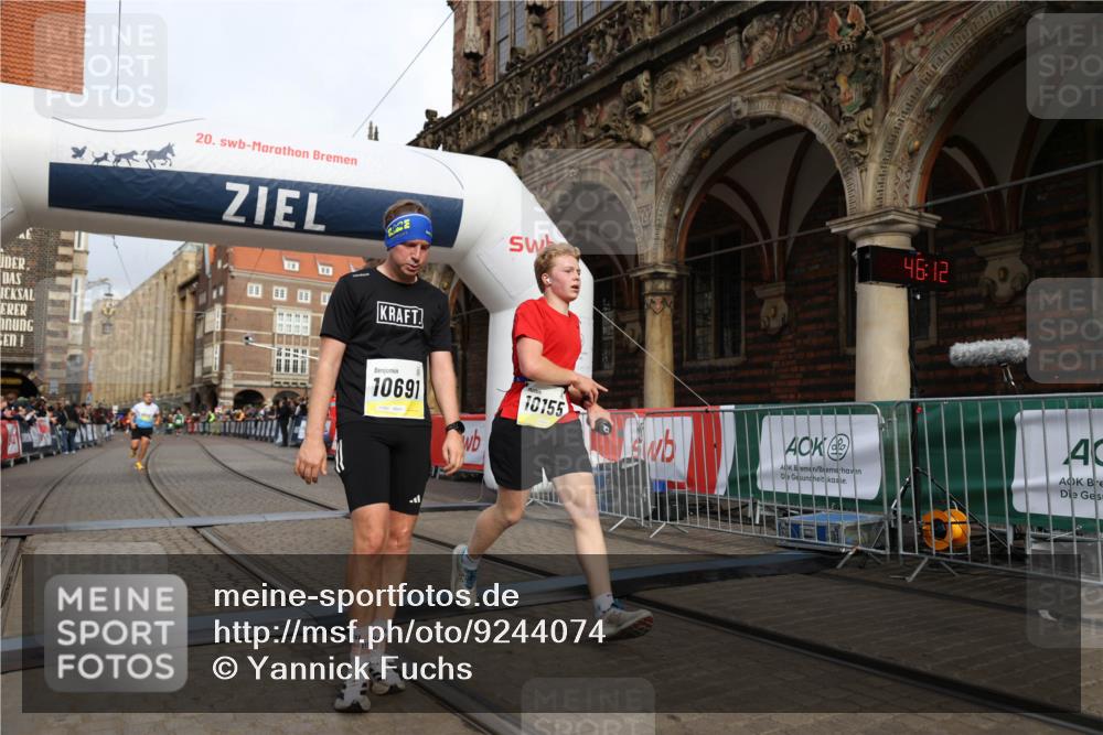 05.10.2025 - 20. swb-Marathon Bremen Yannick Fuchs http://msf.ph/oto/9244074 05.10.2025 10:42:07 Ziel 9849, 9884, 10104, 10155, 10691 meine-sportfotos.de