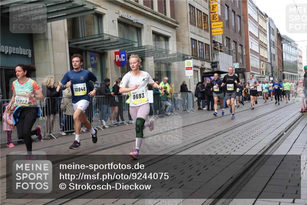 05.10.2025 - 20. swb-Marathon Bremen Strokosch-Dieckow http://msf.ph/oto/9244075 05.10.2025 10:49:46 Ziel 9485, 9579, 9645, 9676, 9689, 9693, 9787, 9803, 10022, 10159, 10246, 10356, 10400, 10443, 10543, 10868, 10946, 11104, 11208, 11288, 11295, 11621, 11642, 11749, 9485, 9579, 9645, 9676, 9689, 9693, 9787, 9803, 10022, 10159, 10246, 10356, 10400, 10443, 10543, 10868, 10946, 11104, 11208, 11288, 11295, 11621, 11642, 11749 meine-sportfotos.de