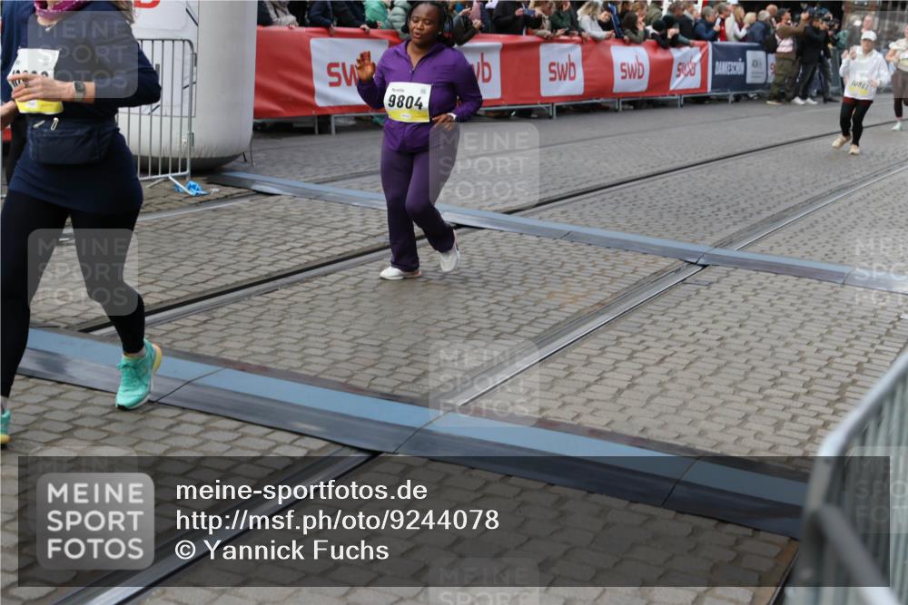05.10.2025 - 20. swb-Marathon Bremen Yannick Fuchs http://msf.ph/oto/9244078 05.10.2025 11:10:53 Ziel 9446, 9572, 9804, 10665, 10861, 10962, 11157, 11161 meine-sportfotos.de