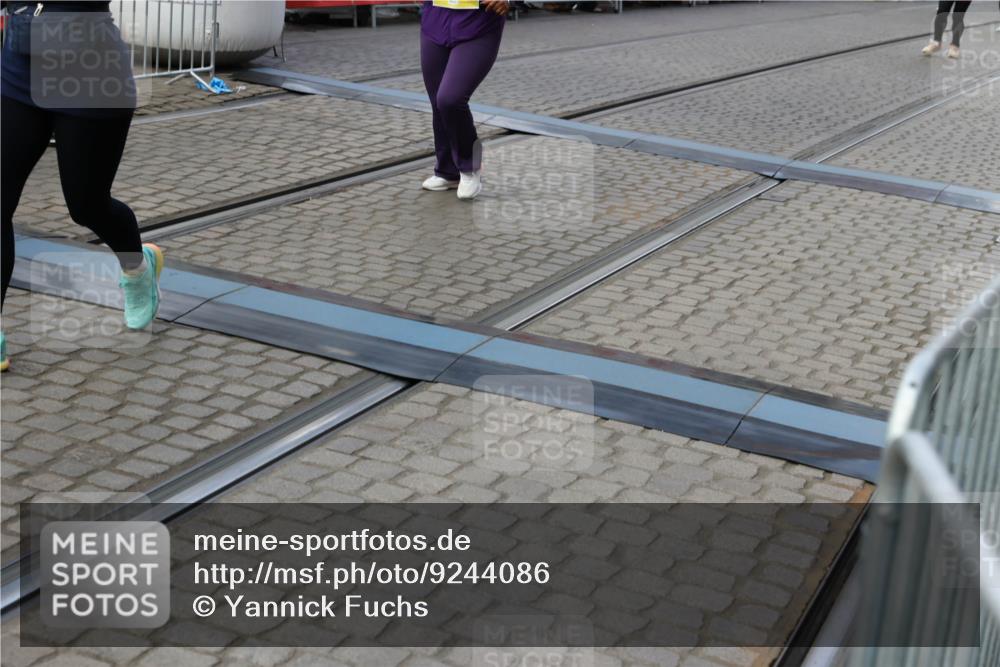 05.10.2025 - 20. swb-Marathon Bremen Yannick Fuchs http://msf.ph/oto/9244086 05.10.2025 11:10:53 Ziel 9446, 9572, 9804, 10665, 10861, 10962, 11157, 11161 meine-sportfotos.de