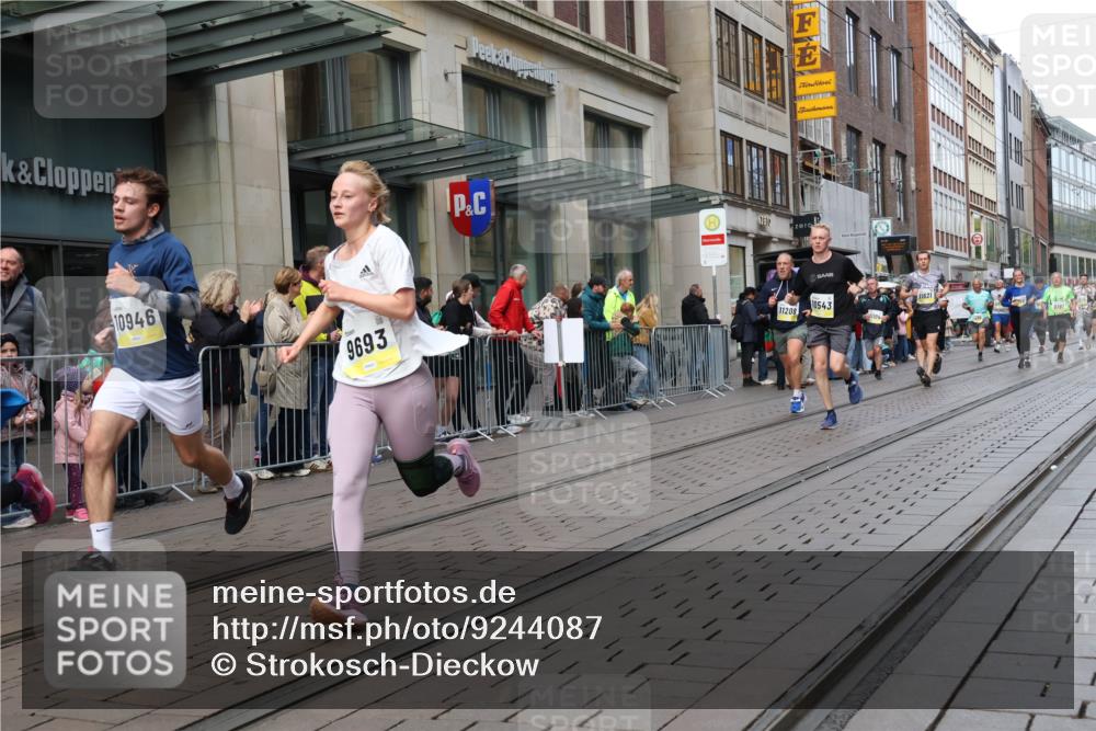 05.10.2025 - 20. swb-Marathon Bremen Strokosch-Dieckow http://msf.ph/oto/9244087 05.10.2025 10:49:46 Ziel 9485, 9579, 9645, 9676, 9689, 9693, 9787, 9803, 10022, 10159, 10246, 10356, 10400, 10443, 10543, 10868, 10946, 11104, 11208, 11288, 11295, 11621, 11642, 11749, 9485, 9579, 9645, 9676, 9689, 9693, 9787, 9803, 10022, 10159, 10246, 10356, 10400, 10443, 10543, 10868, 10946, 11104, 11208, 11288, 11295, 11621, 11642, 11749 meine-sportfotos.de