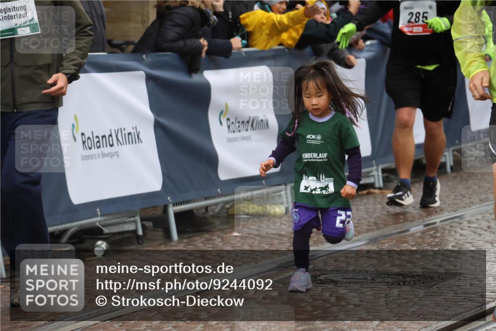 05.10.2025 - 20. swb-Marathon Bremen Strokosch-Dieckow http://msf.ph/oto/9244092 05.10.2025 15:23:14 Ziel 388, 389, 1464 meine-sportfotos.de