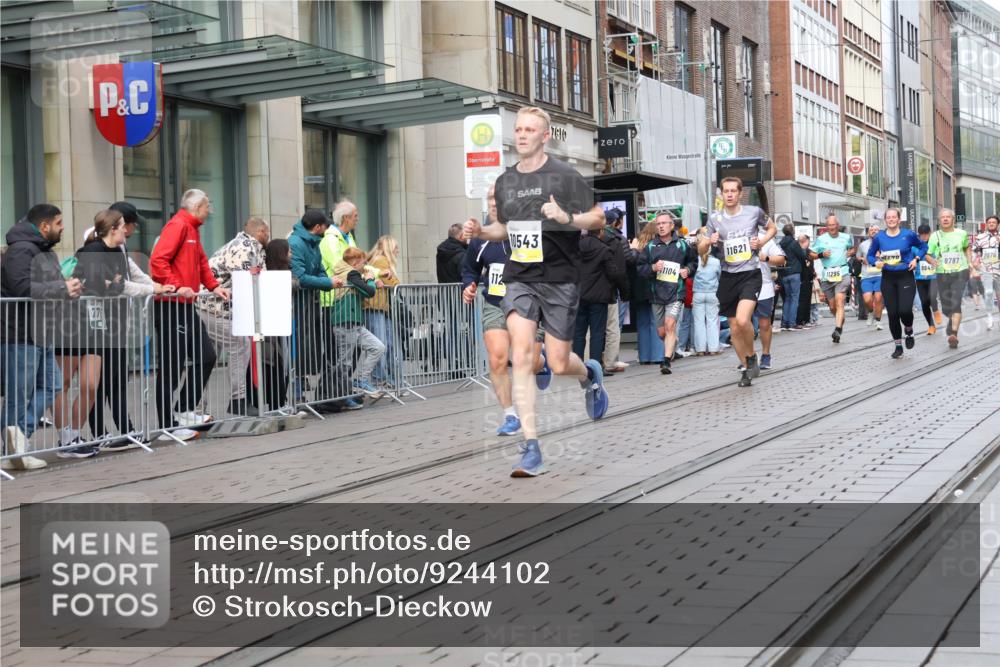 05.10.2025 - 20. swb-Marathon Bremen Strokosch-Dieckow http://msf.ph/oto/9244102 05.10.2025 10:49:47 Ziel 9485, 9579, 9645, 9676, 9689, 9693, 9787, 9803, 10022, 10246, 10356, 10400, 10443, 10543, 10868, 10946, 11104, 11208, 11288, 11295, 11621, 11642, 9485, 9579, 9645, 9676, 9689, 9693, 9787, 9803, 10022, 10246, 10356, 10400, 10443, 10543, 10868, 10946, 11104, 11208, 11288, 11295, 11621, 11642 meine-sportfotos.de