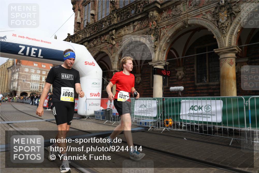 05.10.2025 - 20. swb-Marathon Bremen Yannick Fuchs http://msf.ph/oto/9244114 05.10.2025 10:42:08 Ziel 9849, 10104, 10155, 10691 meine-sportfotos.de