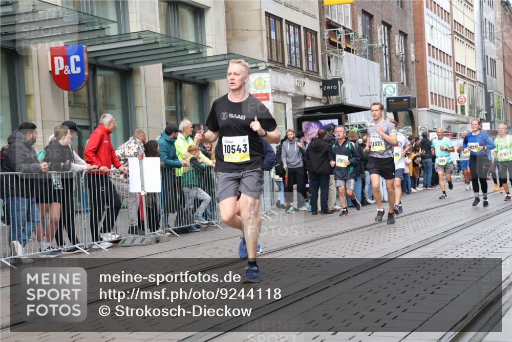 05.10.2025 - 20. swb-Marathon Bremen Strokosch-Dieckow http://msf.ph/oto/9244118 05.10.2025 10:49:47 Ziel 9485, 9579, 9645, 9676, 9689, 9693, 9787, 9803, 10022, 10246, 10356, 10400, 10443, 10543, 10868, 10946, 11104, 11208, 11288, 11295, 11621, 11642, 9485, 9579, 9645, 9676, 9689, 9693, 9787, 9803, 10022, 10246, 10356, 10400, 10443, 10543, 10868, 10946, 11104, 11208, 11288, 11295, 11621, 11642 meine-sportfotos.de