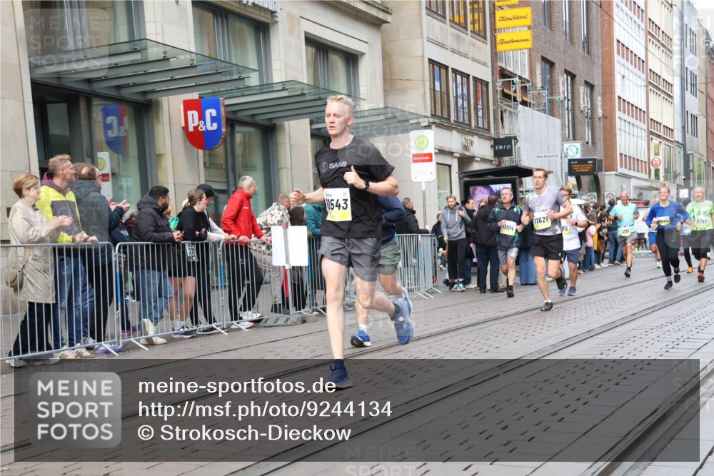 05.10.2025 - 20. swb-Marathon Bremen Strokosch-Dieckow http://msf.ph/oto/9244134 05.10.2025 10:49:47 Ziel 9485, 9579, 9645, 9676, 9689, 9693, 9787, 9803, 10022, 10246, 10356, 10400, 10443, 10543, 10868, 10946, 11104, 11208, 11288, 11295, 11621, 11642, 9485, 9579, 9645, 9676, 9689, 9693, 9787, 9803, 10022, 10246, 10356, 10400, 10443, 10543, 10868, 10946, 11104, 11208, 11288, 11295, 11621, 11642 meine-sportfotos.de