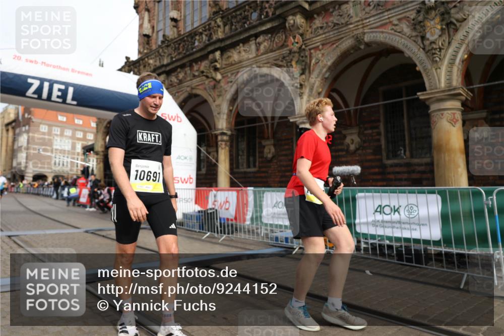 05.10.2025 - 20. swb-Marathon Bremen Yannick Fuchs http://msf.ph/oto/9244152 05.10.2025 10:42:08 Ziel 9849, 10104, 10155, 10691 meine-sportfotos.de
