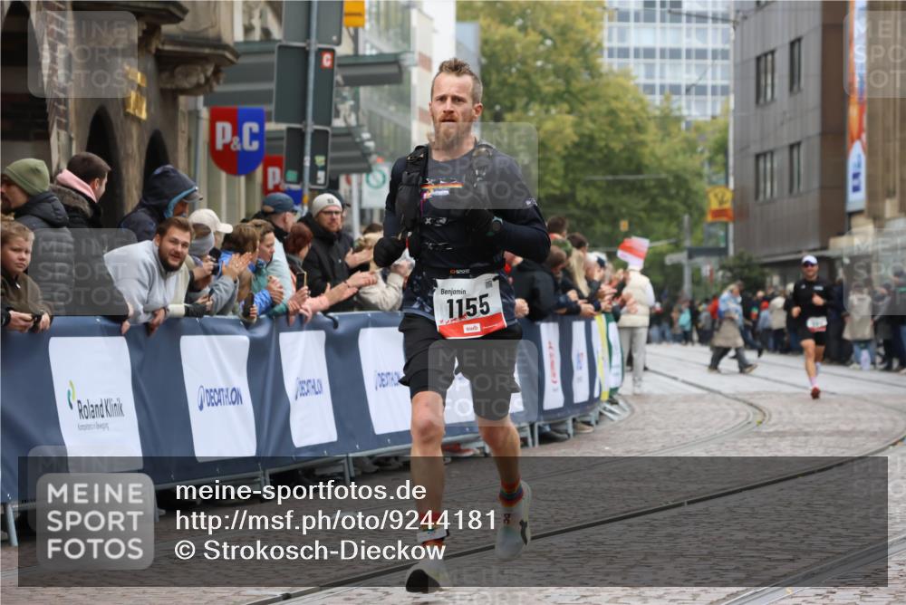 05.10.2025 - 20. swb-Marathon Bremen Strokosch-Dieckow http://msf.ph/oto/9244181 05.10.2025 12:45:16 Ziel 1155, 1969 meine-sportfotos.de