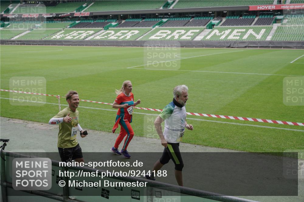 05.10.2025 - 20. swb-Marathon Bremen Michael Burmester http://msf.ph/oto/9244188 05.10.2025 10:36:28 Laufen im Stadion 7123, 7177, 7178, 7777, 7908, 8585, 9005, 9173, 9174, 9215, 9271, 9272, 9278, 9294, 9327, 9346, 9349, 9370, 9371, 9378, 9389, 9443, 9450, 9454, 9462, 9473, 9516, 9518, 9542, 9568, 9593, 9608, 9611, 9613, 9635, 9655, 9686, 9737, 9747, 9827, 9880, 9977, 9991, 10006, 10030, 10079, 10093, 10127, 10139, 10143, 10182, 10209, 10217, 10219, 10228, 10293, 10311, 10324, 10336, 10357, 10367, 10391, 10406, 10558, 10560, 10588, 10656, 10809, 10901, 9231, 9330 meine-sportfotos.de
