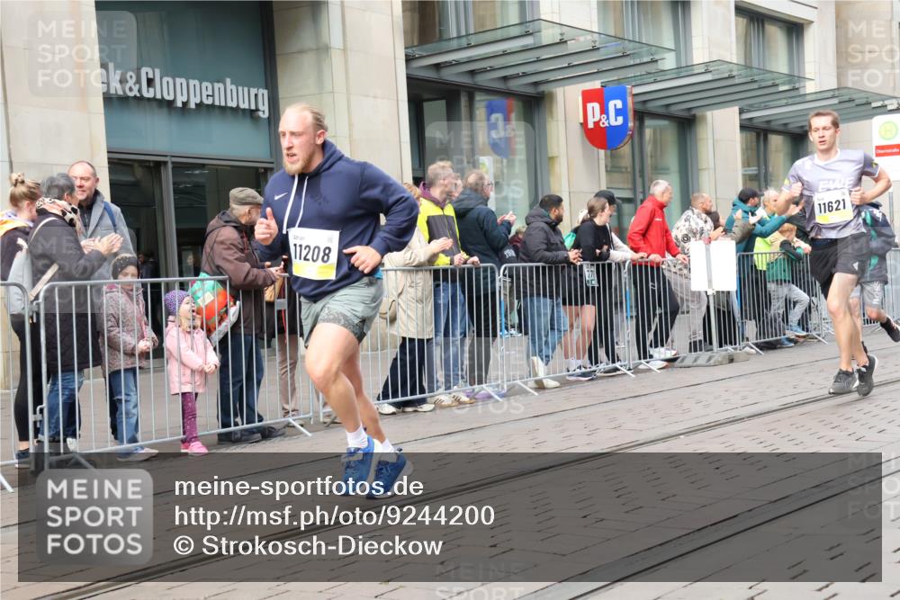05.10.2025 - 20. swb-Marathon Bremen Strokosch-Dieckow http://msf.ph/oto/9244200 05.10.2025 10:49:49 Ziel 9485, 9579, 9645, 9676, 9689, 9693, 9787, 9803, 10022, 10246, 10356, 10400, 10443, 10543, 10868, 10923, 10946, 11104, 11208, 11288, 11295, 11621, 11642, 9485, 9579, 9645, 9676, 9689, 9693, 9787, 9803, 10022, 10246, 10356, 10400, 10443, 10543, 10868, 10923, 10946, 11104, 11208, 11288, 11295, 11621, 11642 meine-sportfotos.de