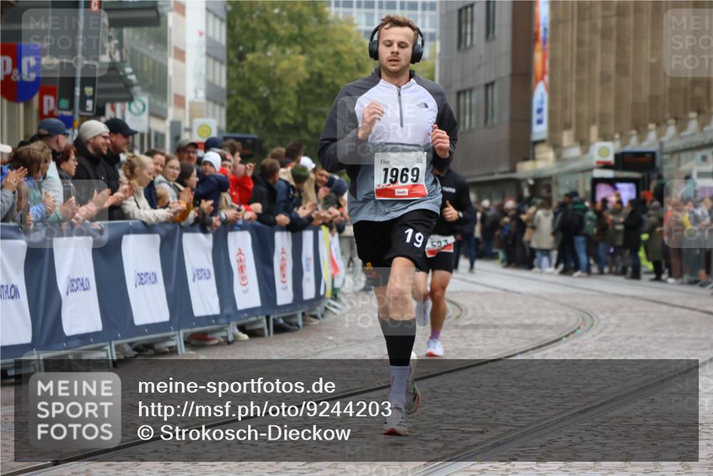05.10.2025 - 20. swb-Marathon Bremen Strokosch-Dieckow http://msf.ph/oto/9244203 05.10.2025 12:45:23 Ziel 593, 1969 meine-sportfotos.de