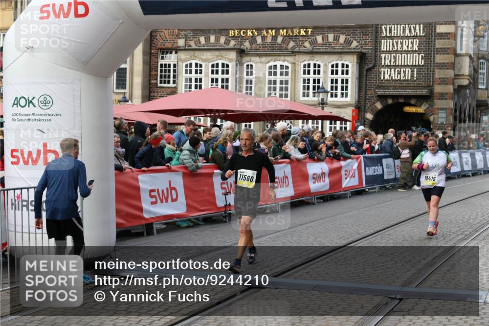05.10.2025 - 20. swb-Marathon Bremen Yannick Fuchs http://msf.ph/oto/9244210 05.10.2025 11:11:07 Ziel 10415, 11395, 11560 meine-sportfotos.de