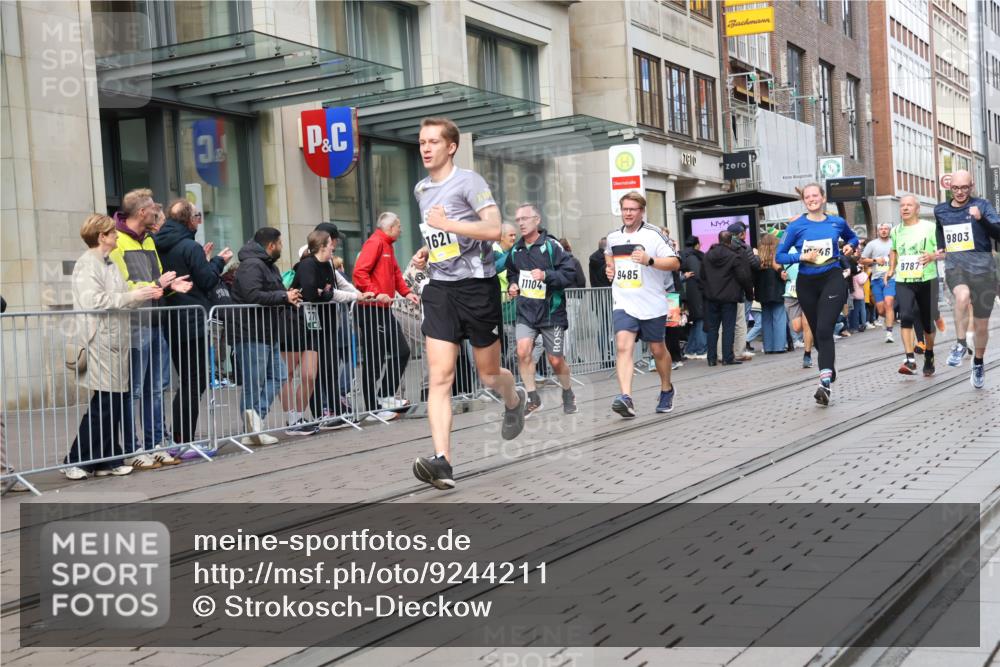 05.10.2025 - 20. swb-Marathon Bremen Strokosch-Dieckow http://msf.ph/oto/9244211 05.10.2025 10:49:49 Ziel 9485, 9579, 9645, 9676, 9689, 9693, 9787, 9803, 10022, 10246, 10356, 10400, 10443, 10543, 10868, 10923, 10946, 11104, 11208, 11288, 11295, 11621, 11642, 9485, 9579, 9645, 9676, 9689, 9693, 9787, 9803, 10022, 10246, 10356, 10400, 10443, 10543, 10868, 10923, 10946, 11104, 11208, 11288, 11295, 11621, 11642 meine-sportfotos.de