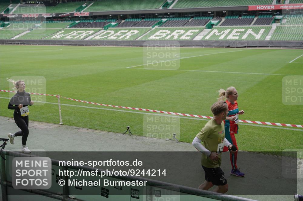05.10.2025 - 20. swb-Marathon Bremen Michael Burmester http://msf.ph/oto/9244214 05.10.2025 10:36:29 Laufen im Stadion 7123, 7177, 7178, 7777, 7908, 8585, 9005, 9173, 9174, 9215, 9271, 9272, 9278, 9294, 9327, 9346, 9349, 9370, 9371, 9378, 9389, 9443, 9450, 9454, 9462, 9473, 9516, 9518, 9542, 9568, 9593, 9608, 9611, 9613, 9635, 9655, 9686, 9737, 9747, 9827, 9880, 9977, 9991, 10006, 10026, 10030, 10079, 10093, 10127, 10139, 10143, 10182, 10209, 10217, 10219, 10228, 10293, 10311, 10324, 10336, 10357, 10367, 10391, 10406, 10558, 10560, 10588, 10656, 10809, 10901, 9231, 9330 meine-sportfotos.de