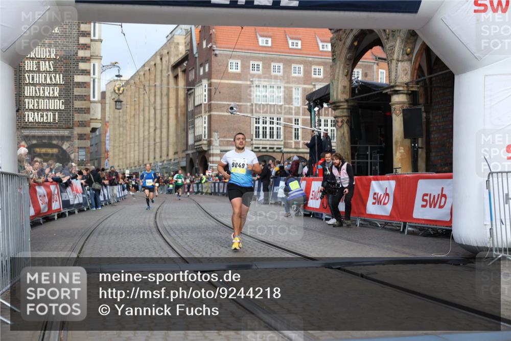 05.10.2025 - 20. swb-Marathon Bremen Yannick Fuchs http://msf.ph/oto/9244218 05.10.2025 10:42:09 Ziel 9849, 10104, 10155, 10691 meine-sportfotos.de