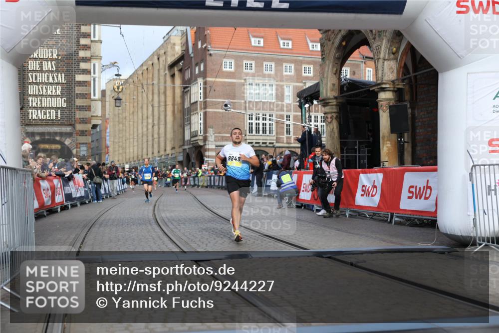 05.10.2025 - 20. swb-Marathon Bremen Yannick Fuchs http://msf.ph/oto/9244227 05.10.2025 10:42:09 Ziel 9849, 10104, 10155, 10691 meine-sportfotos.de